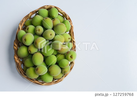 収穫した梅 127259768