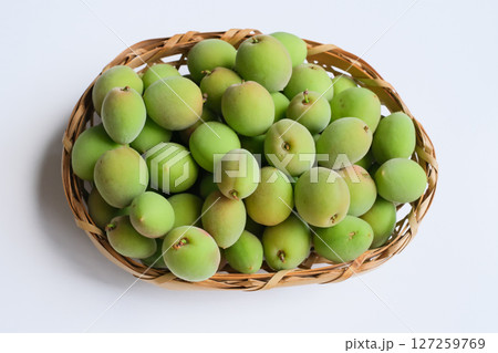 たくさんの梅 127259769