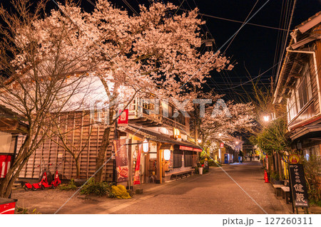 《熊本県》阿蘇門前町商店街の夜桜 《熊本県》阿蘇門前町商店街の夜桜 127260311