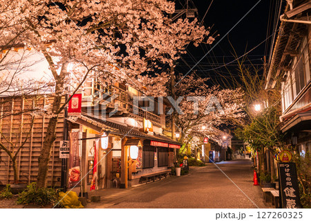 《熊本県》阿蘇門前町商店街の夜桜 127260325