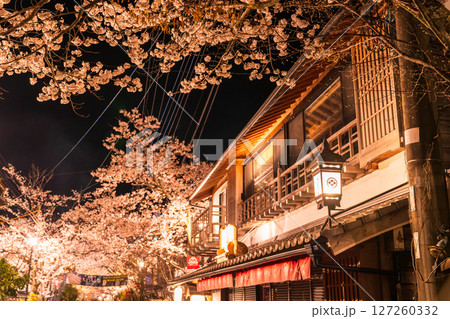 《熊本県》阿蘇門前町商店街の夜桜 《熊本県》阿蘇門前町商店街の夜桜 127260332