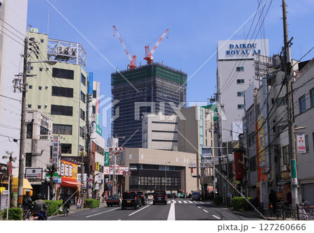 十三駅付近の街並みと工事中のタワーマンション 127260666
