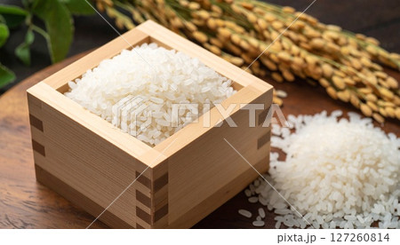 稲穂と升に盛られた新米の風景3 127260814