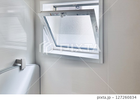 バスルームの換気窓　横滑り出し窓 127260834