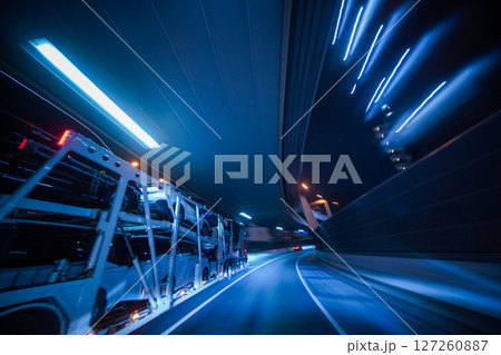 夜の高速道路を走行する車 夜の高速道路を走行する車 127260887