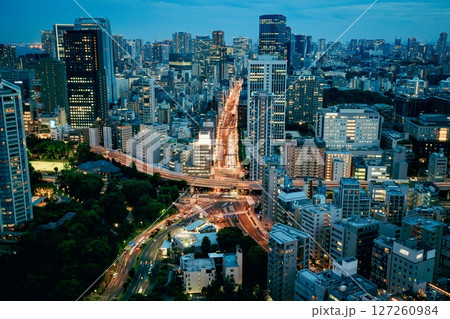 【夜景100選】東京都、東京タワーのメインデッキから見下ろすもう一つの東京タワー（赤羽交差点） 127260984