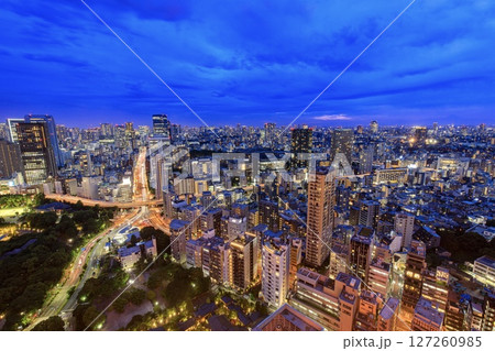 【夜景100選】東京都、東京タワーのメインデッキから見下ろすもう一つの東京タワー（赤羽交差点） 127260985