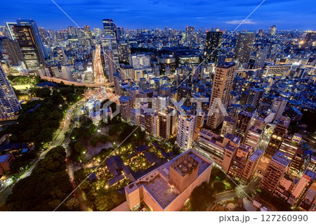 【夜景100選】東京都、東京タワーのメインデッキから見下ろすもう一つの東京タワー（赤羽交差点） 127260990