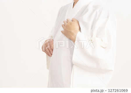 男着物を自分で着付ける男性　自装　長襦袢の襟を整える 127261069
