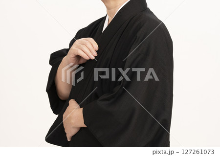 男着物を自分で着付ける男性 自装 着物の襟を整える 男着物を自分で着付ける男性 自装 着物の襟を整える 127261073