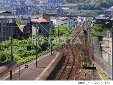 芸備線　下深川駅のホームと線路 127262168