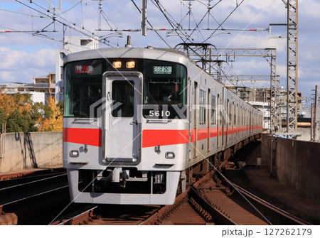 尼崎センタープール前駅を通過する山陽5000系直通特急 尼崎センタープール前駅を通過する山陽5000系直通特急 127262179