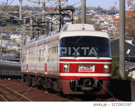 南海高野線　美加の台駅付近を走る特急こうや 127262197