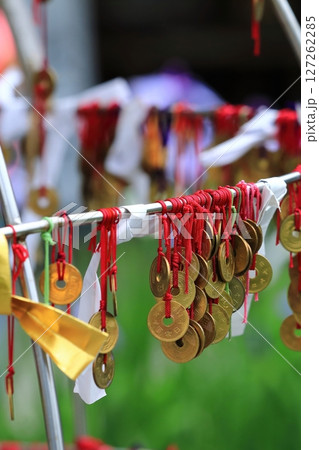 神社の境内に結ばれたおみくじ 127262285