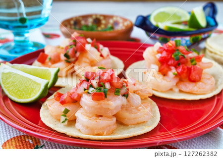 海老のタコス Shrimp tacos (Tacos de camarón) 127262382