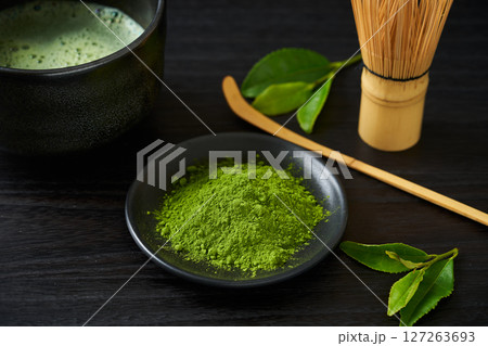 皿に盛った粉末抹茶 127263693