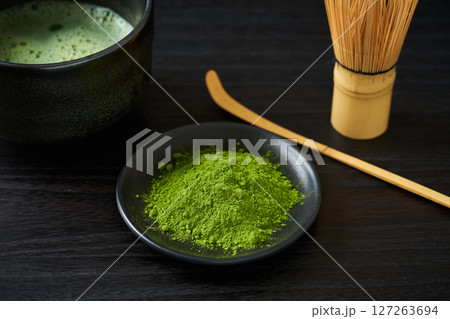 皿に盛った粉末抹茶 127263694