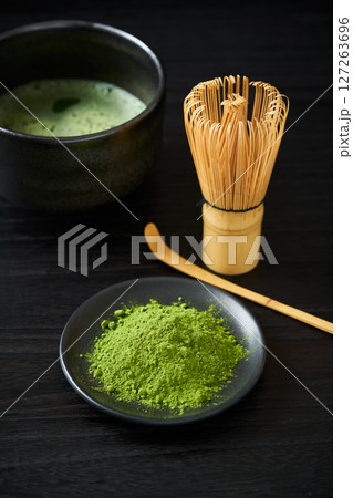 皿に盛った粉末抹茶 127263696