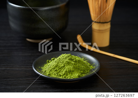 皿に盛った粉末抹茶 皿に盛った粉末抹茶 127263697