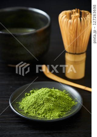 皿に盛った粉末抹茶 127263698