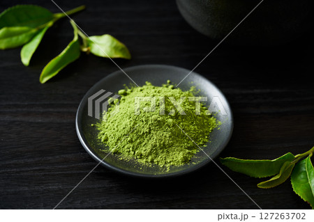 皿に盛った粉末抹茶 127263702