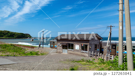 【青森県深浦町：JR五能線驫木（とどろき）駅】海辺にたたずむひなびた駅舎の風景 127263841