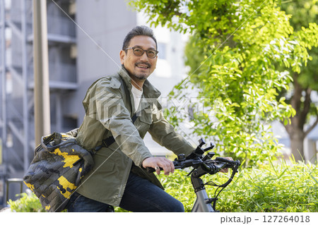 自転車に乗った笑顔の50代後半の男性 127264018