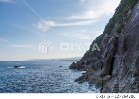 断崖と青い海が織りなす雄大な海岸風景 127264280