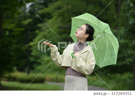 雨傘を持って微笑む日本人の女性 雨傘を持って微笑む日本人の女性 127264351