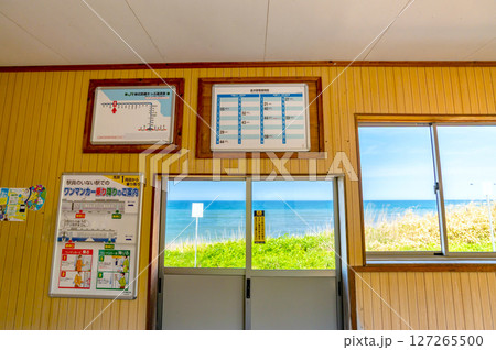 【青森県深浦町:JR五能線驫木(とどろき)駅】無人駅の駅舎窓を通して眺める日本海の水平線 【青森県深浦町:JR五能線驫木(とどろき)駅】無人駅の駅舎窓を通して眺める日本海の水平線 127265500