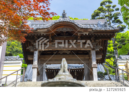 須磨寺　唐門と合掌のオブジェ 127265925