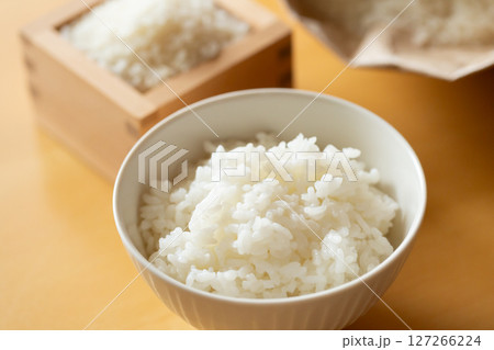 テーブルの上の茶碗に盛ったご飯と白米 127266224