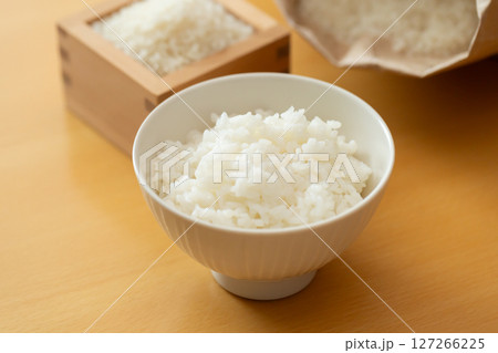 テーブルの上の茶碗に盛ったご飯と白米 テーブルの上の茶碗に盛ったご飯と白米 127266225