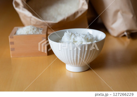 テーブルの上の茶碗に盛ったご飯と白米 テーブルの上の茶碗に盛ったご飯と白米 127266229