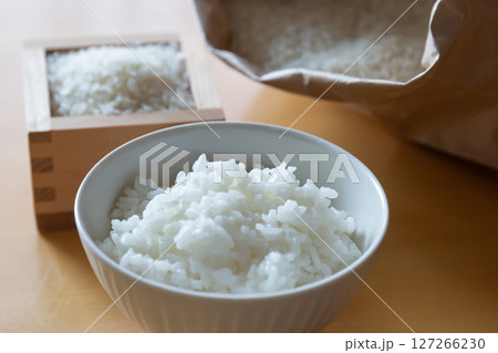 テーブルの上の茶碗に盛ったご飯と白米 テーブルの上の茶碗に盛ったご飯と白米 127266230