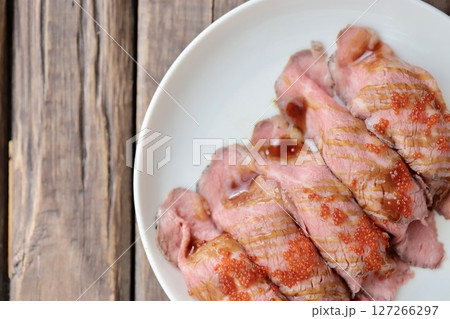 とびっこを乗せたローストビーフの握り寿司 とびっこを乗せたローストビーフの握り寿司 127266297