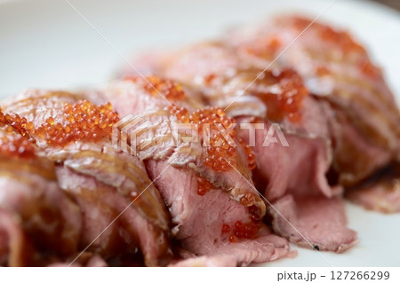 とびっこを乗せたローストビーフの握り寿司 127266299