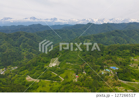 アルプス展望台からの新緑の里山と残雪の白馬連峰の眺め 長野県小川村(ドローンによる空撮) アルプス展望台からの新緑の里山と残雪の白馬連峰の眺め 長野県小川村(ドローンによる空撮) 127266517