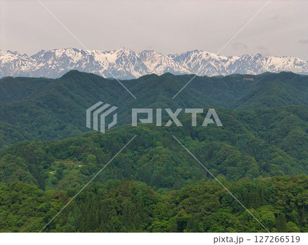 アルプス展望台からの新緑の里山と残雪の白馬三山の眺め　長野県小川村（ドローンによる空撮） 127266519