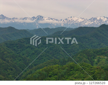 アルプス展望台からの新緑の里山と残雪の白馬連峰の眺め 長野県小川村(ドローンによる空撮) アルプス展望台からの新緑の里山と残雪の白馬連峰の眺め 長野県小川村(ドローンによる空撮) 127266520