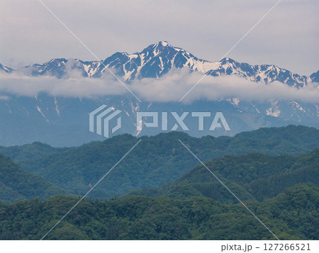 アルプス展望台からの新緑の里山と残雪の五竜岳の眺め　長野県小川村（ドローンによる空撮） 127266521