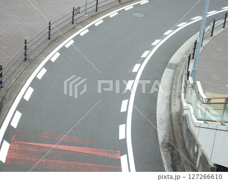 一車線のカーブ 127266610