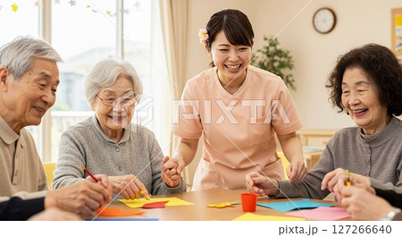 介護施設の高齢者をサポートする介護士 127266640