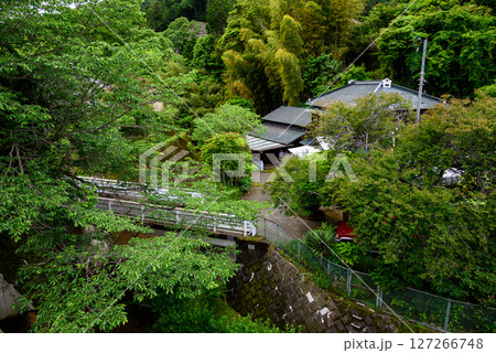 山間の村の風景 127266748