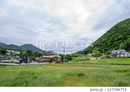 山間の村の風景 127266750