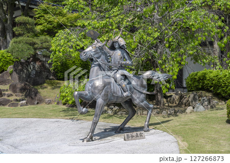 須磨寺　源平の庭　熊谷次郎直実　騎馬像 127266873