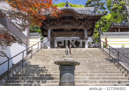 須磨寺　合掌のオブジェと唐門 127266882
