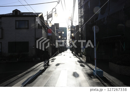 光る道・雨上がり・下町商店街の朝【東京都足立区】 光る道・雨上がり・下町商店街の朝【東京都足立区】 127267338