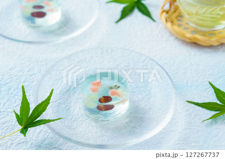 夏の和菓子　金魚のゼリーと冷たい緑茶 127267737