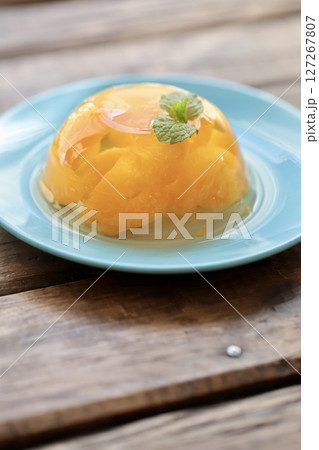 みかんの果肉を閉じ込めたゼリー 127267807